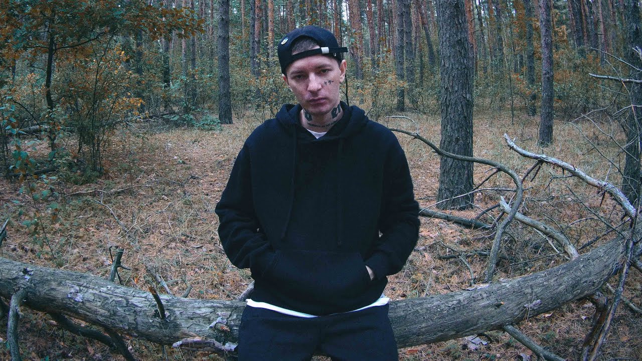 Пытаюсь заполнить пустоту в душе прогулкой в осеннем лесу. Одинокая прогулка и рассуждения о жизни.