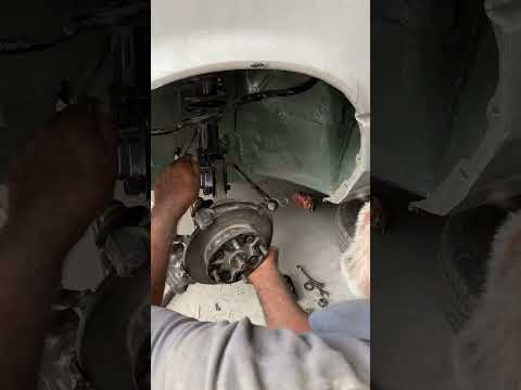Front suspension of Suzuki Khyber undergoing maintenance and inspection – PAT❤️#suzuki #automechanic
