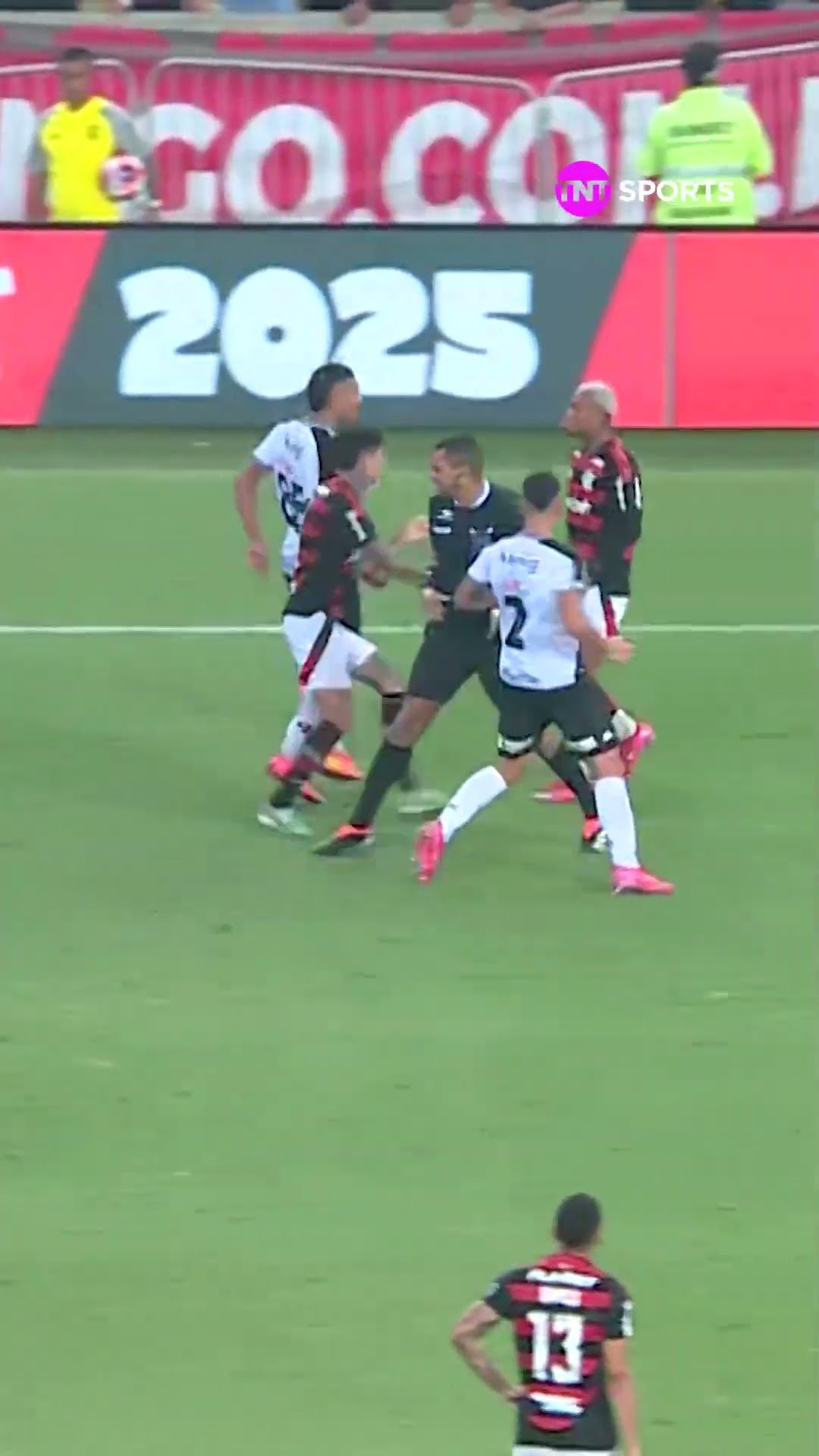 TEVE CONFUSÃO NO CLÁSSICO ENTRE FLAMENGO X VASCO! WESLEY PROVOCOU E O VASCO NÃO PERDOOU #shorts