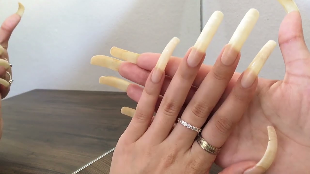 Pretty hands and awesome long nails by our model Ana Clara Ramos (march 2022)