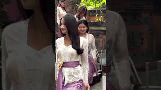 Elegance in Motion: Traditional Chinese Dress on YouTube Shorts