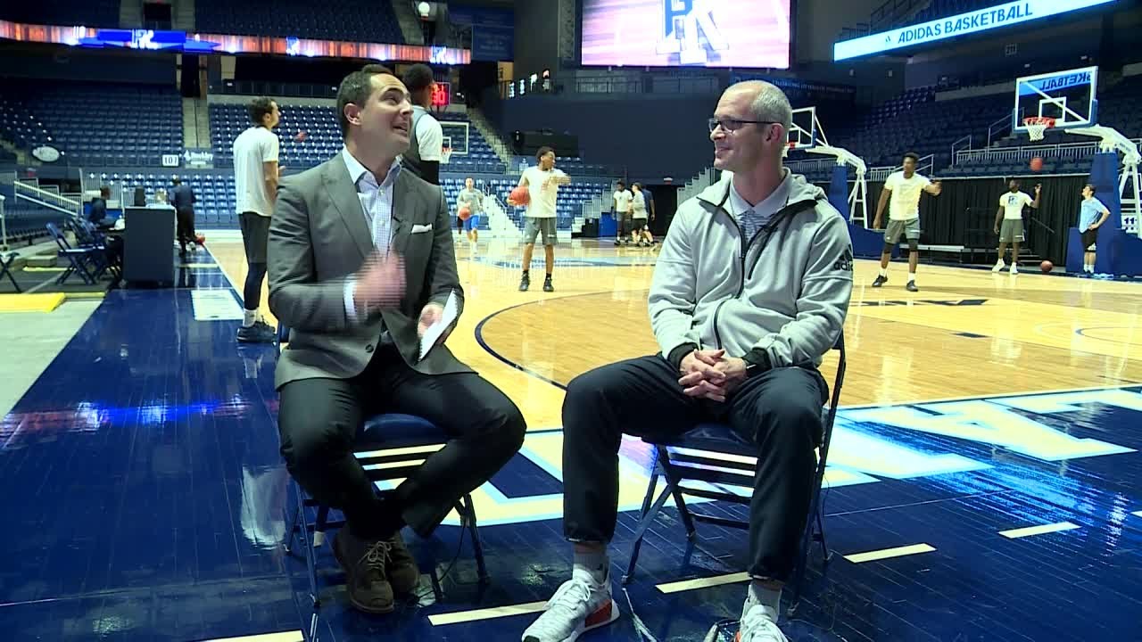 Father-son bond: UConn men's basketball coach Dan Hurley, father Bob share  stories at Hall of Fame