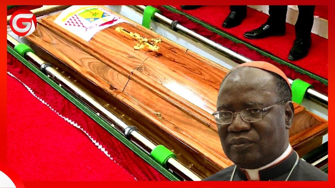 #BREAKING: JENEZA LENYE MWILI wa KARDINAL PENGO LIKISHUSHWA KWENYE KABURI NDANI YA KANISA DOGO