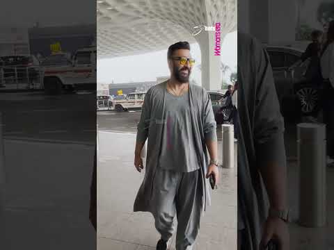 #shilpashetty arrives at the airport with #RajKundra and #ShamitaShetty  ✈