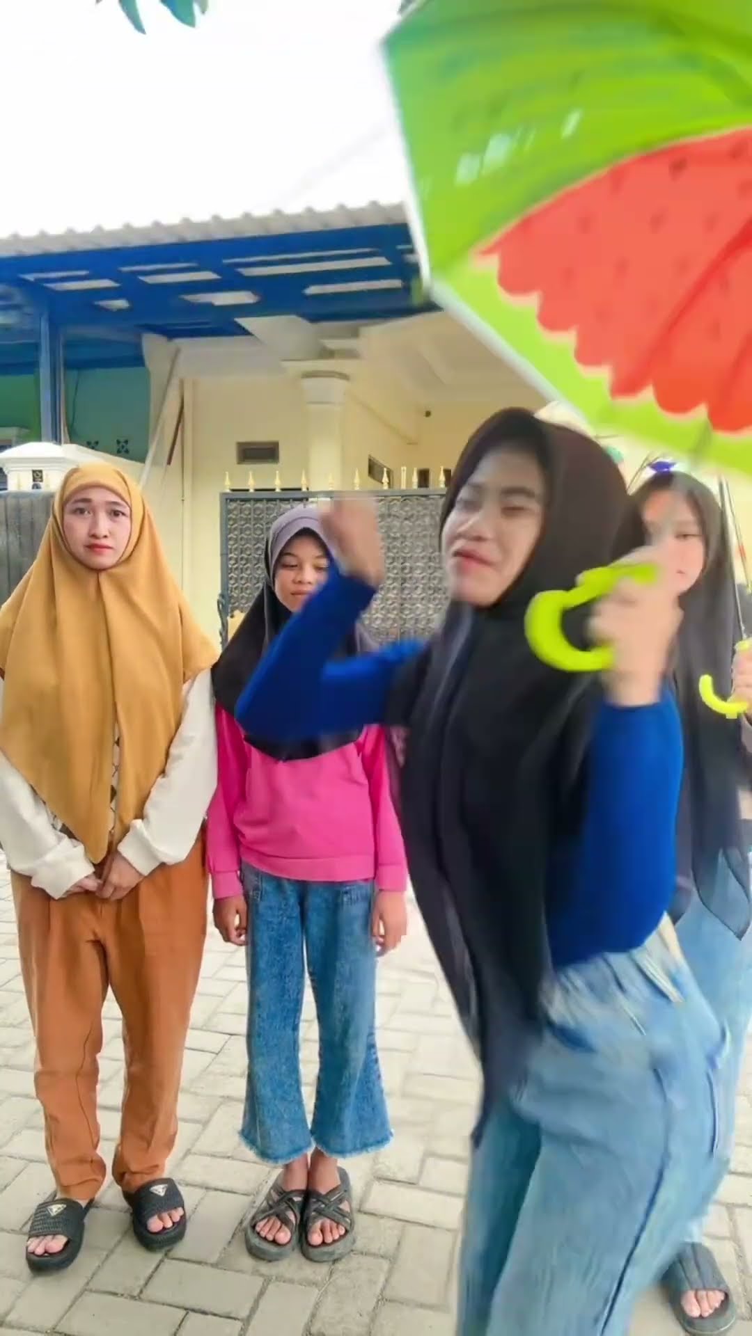 JOGET PAKAI PAYUNG ?