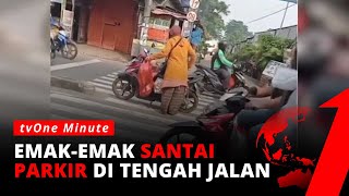 Greget! Aksi Emak-emak Santai Parkir Motor di Tengah Jalan | tvOne Minute