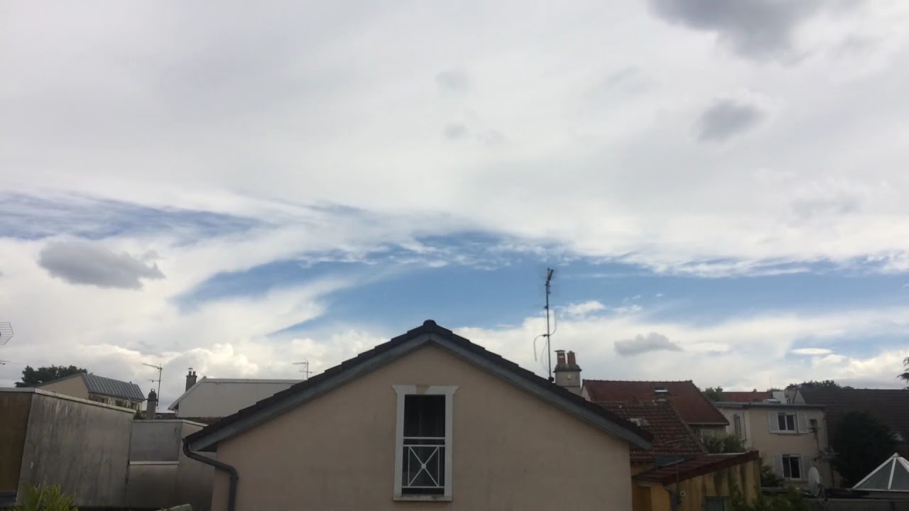 ce nuage a une forme bizarre vous trouvez pas