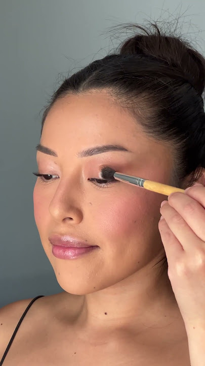 Keep your shadows in place and maximize pigment with the AOA Shadow Saver 👏