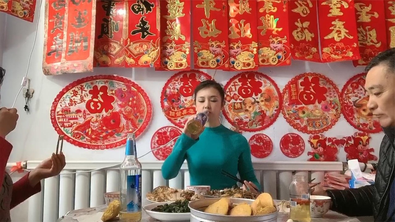 零下40度庆新年，一家人团聚吃湖鱼、小笨鸡、山野菜，喝白酒享受