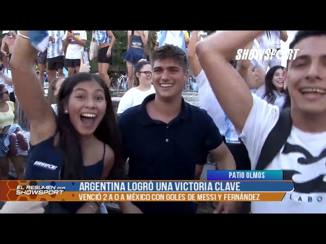 Festejos en el Patio Olmos tras el triunfo de Argentina ante México