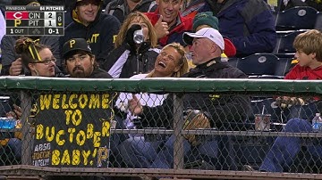 CIN@PIT: Fan makes nice catch on Ramirez