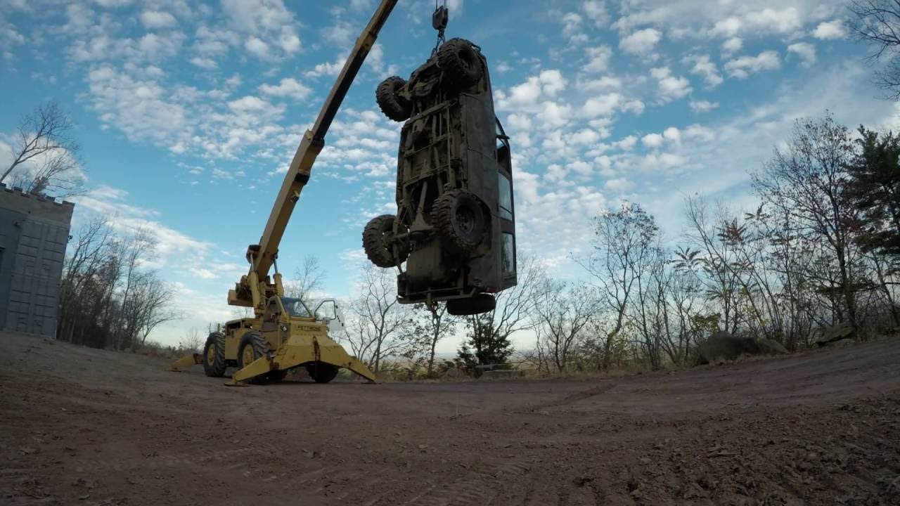 Lifting SUV with a crane YouTube