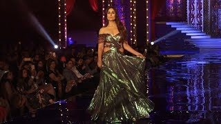 Kareena kapoor khan brought the curtains down at lakme fashion week
2018. evening also saw launch of kareena's first ever make-up line
titled 'ka...