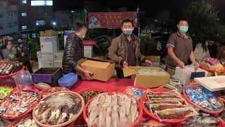 1209-12老闆說這樣喊太慢了啦！綜合標給他催下去～今天絕對讓客人開心！直接加最好的東西給大家～水餃、蝦卷攏吼氣啦！ #嘉義趙又廷 #全晟海產 #週五嘉義彌陀夜市 #海鮮拍賣 #海鮮叫賣