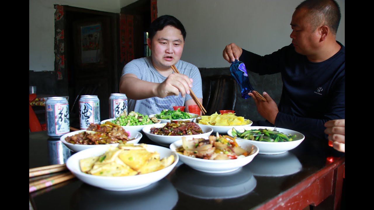 武汉解封  出城之后花了将近8个小时回到湖北省边陲的农村老家 在农村不用戴口罩 蔬菜都是有机物无污染的 而且不用花钱 二叔杀鸡接风 幺叔带我们摘树莓摘樱桃 世外桃源