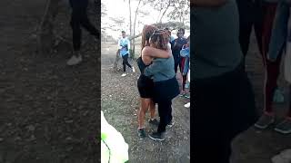 Tazama huyu dada anachofanya Tazama huyu dada anachofanya