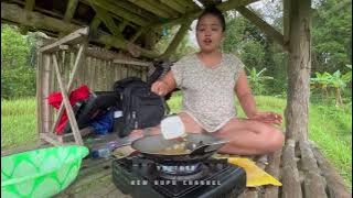 masak kerang bulu rebus kuah pedas di saat hujan deras di pondok tengah sawah