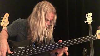 Tony Franklin - bass only jamming on the main riff of "Riot". chords
