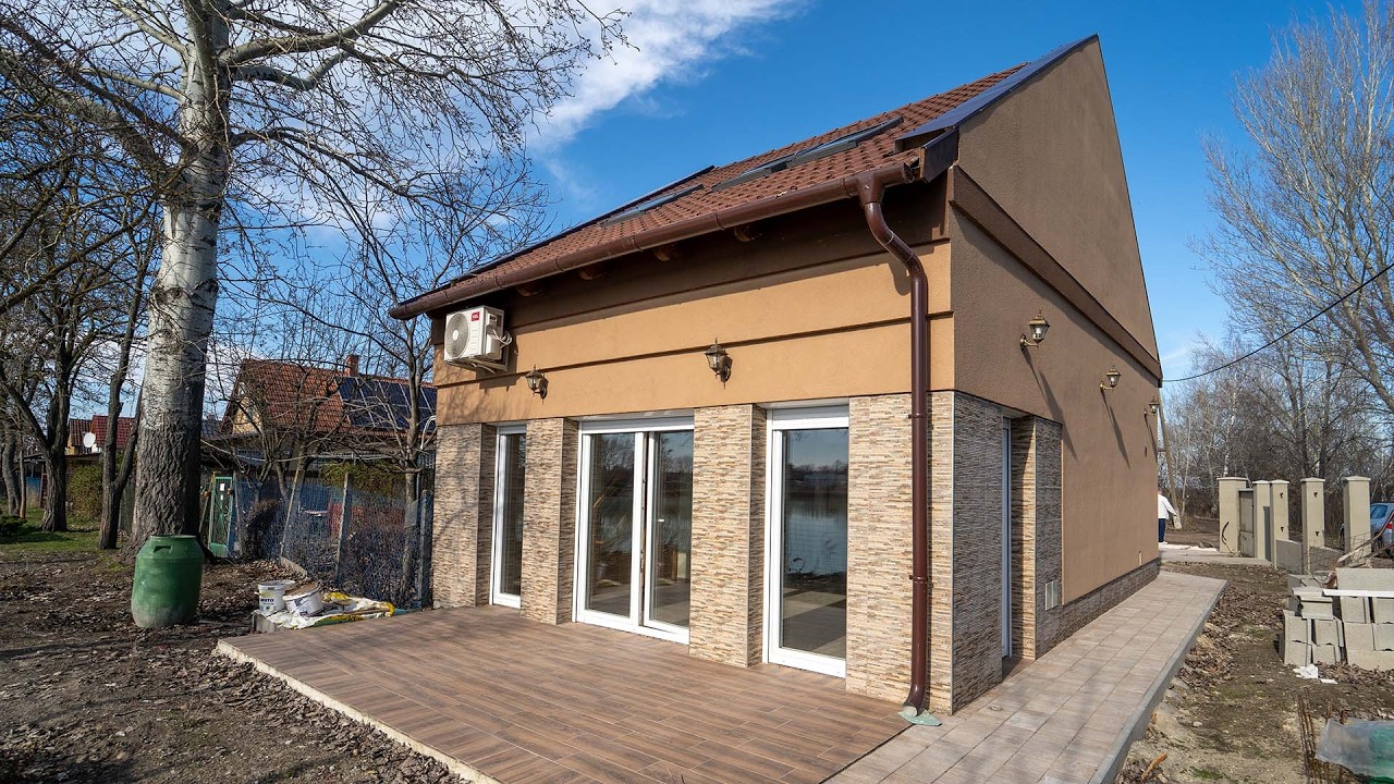 Eladó tóra néző új építésű családi ház Cegléden!