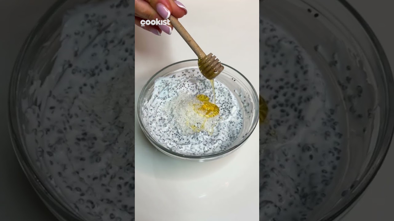 This chia seed mini cheesecake is super delicious and light. Prepare it the night before, and you’ll