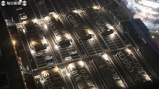 夜景に溶け込むアート作品　ＪＲ札幌駅のホーム屋上