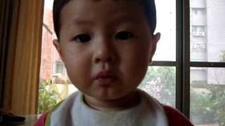 吃飯吃一吃突然做吸奶奶的動作20100613拍攝.wmv