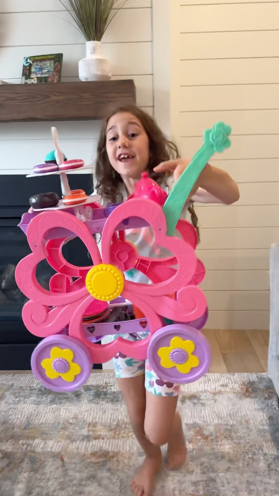 The good sister help Sierra to clean up - learn to help others