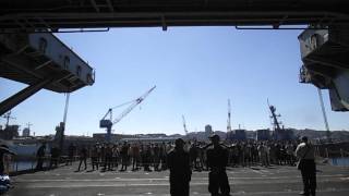 DSCF8287米海軍 原子力空母ロナルド・レーガン20151012初公開 エレベータ上昇を格納庫から