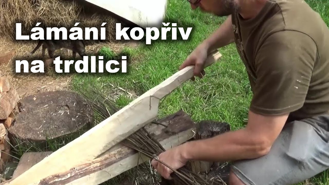 Lámání na trdlici - Výroba provazu z kopřivových vláken