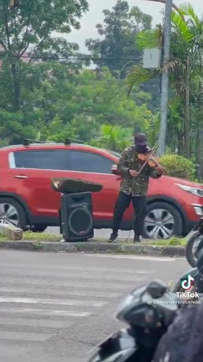 Musisi jalanan mainin Canon Rock dengan biola
