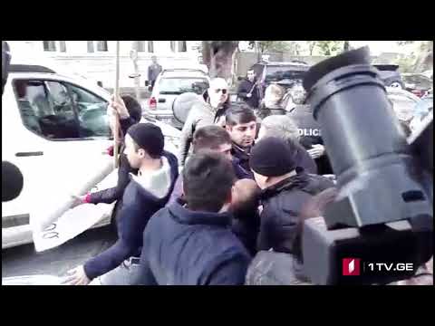 ბათუმის მერიასთან აქციაზე ფიზიკური დაპირისპირება მოხდა