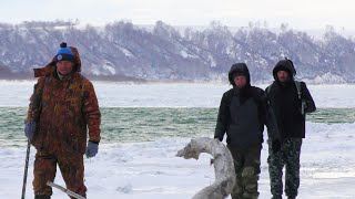 УВЯЗАЛИСЬ ЗА МЕСТНЫМИ НА ЯМУ! ТАКИХ МОНСТРОВ Я ЕЩЁ ПО ПЕРВОМУ ЛЬДУ НЕ ЛОВИЛ!