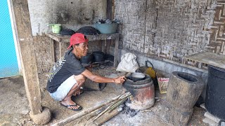 Yu Tin performs jumbo semvak - Mr. Lauri cooking in the kitchen legacy of Mak Sodol