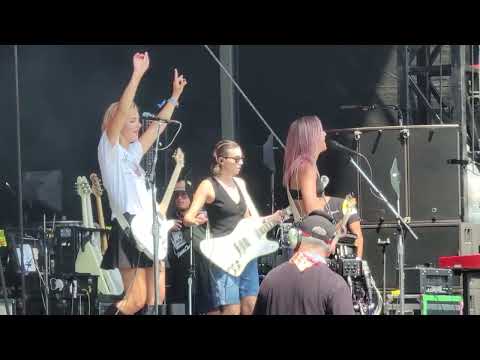 The Beaches - Don't Blame Me Blame Brett ??? (live) Lollapalooza
