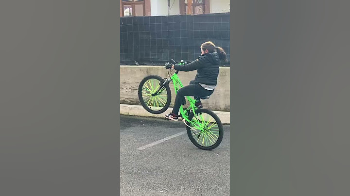 Bimba di 10 impennate in bici