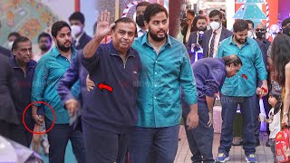 Look at How Akash Ambani Taking Care of Dad Mukesh Ambani in Public | Father - Son Moment