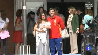 Sara Carbonero e Iker Casillas presentan a su hijo Lucas