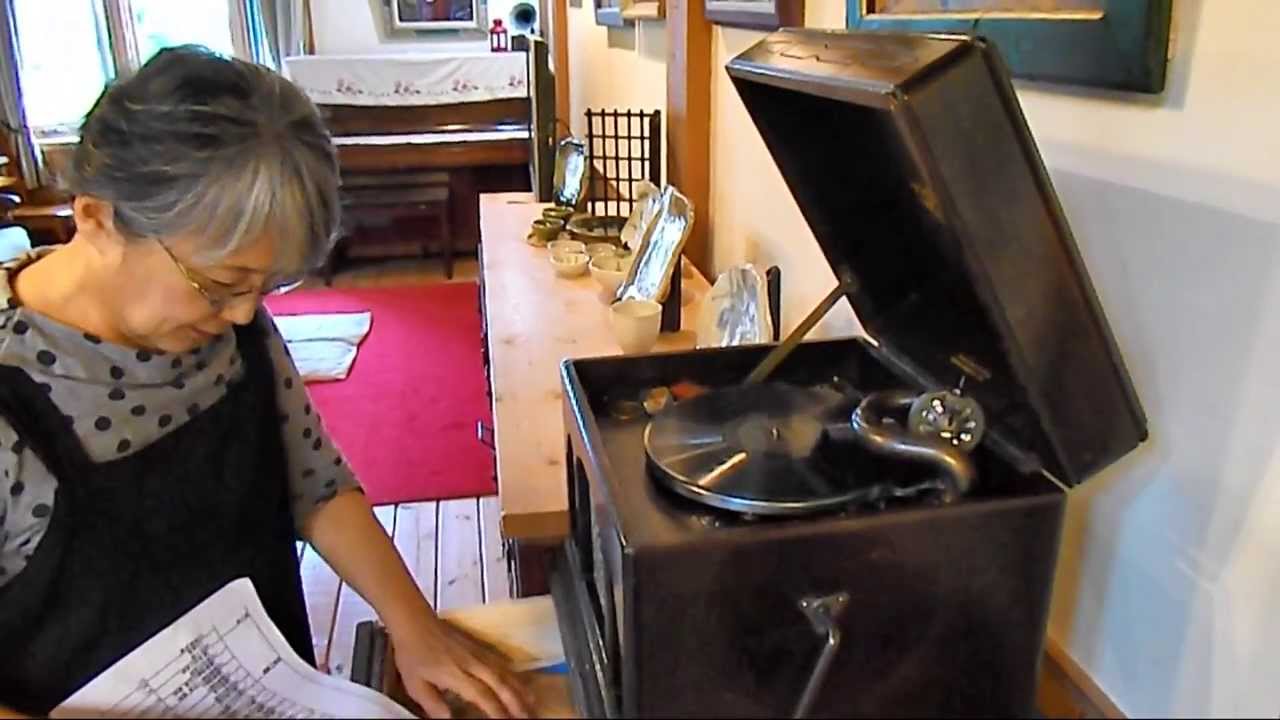 ノラの家と 手動の蓄音機 Manual gramophone record player - YouTube