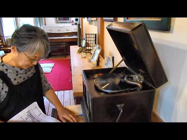 ノラの家と 手動の蓄音機 Manual gramophone record player - YouTube
