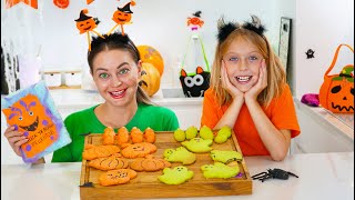 Марго и мама готовят сладости для вечеринка на Хэллоуин Halloween