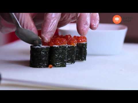 Как приготовить ролл с красной икрой. Суши шоп. / How to make salmon roe sushi.