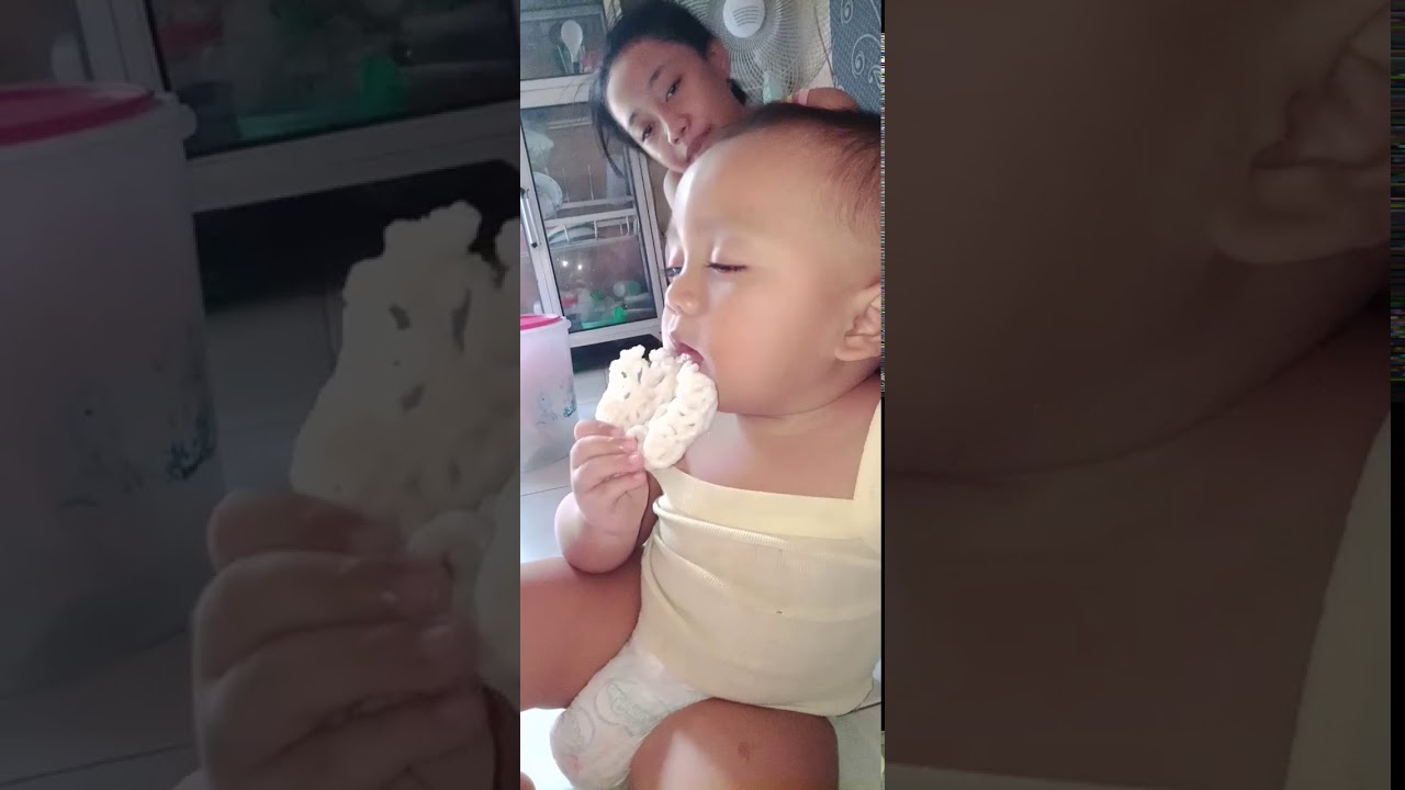  Bayi  lucu makan  krupuk sambil  tidur YouTube