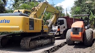 Excavator Dump Truck Compactor Bulldozer Working Spreading CTB Aggregate