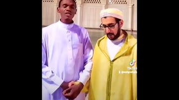 القارئ محمد الهادي توري يقرأ على الشيخ عبد الرحيم نبولسي في رحاب مسجد رسول الله صلى الله عليه وسلم