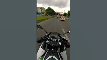 ¿Aprietas el embrague al frenar la moto?