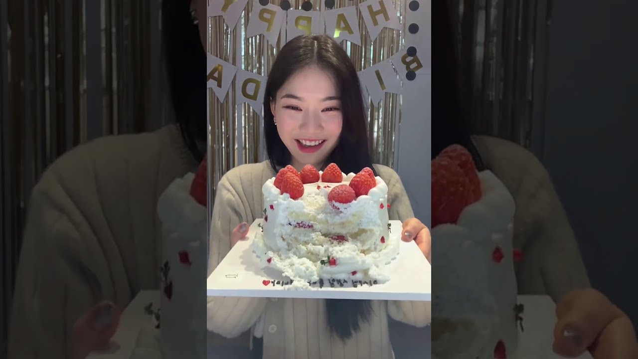 STAYC Isa's cute reaction when the camera dropped on her cake