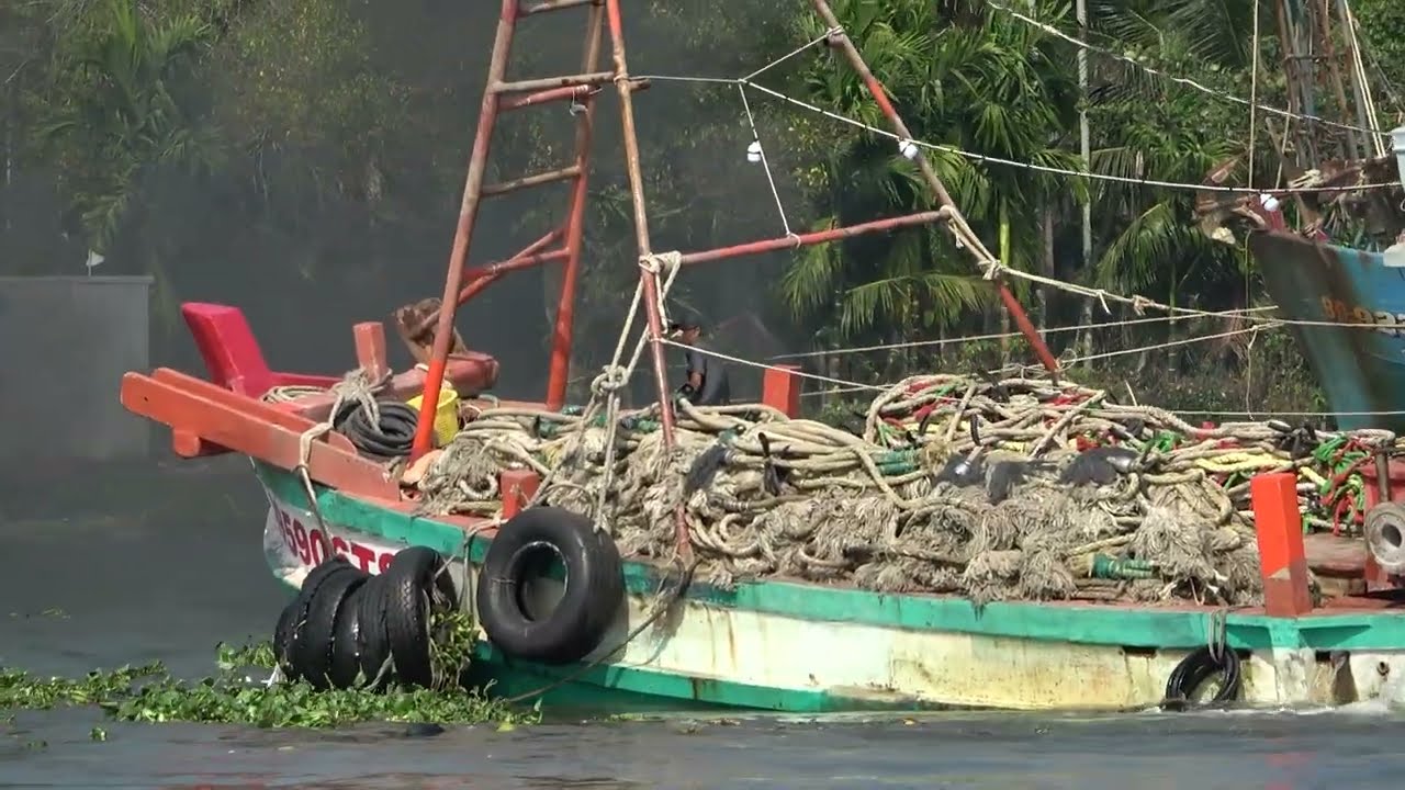 Bùng nổ tấp nập hàng xuống ghe chuẩn bị cho chuyến đi đầu năm