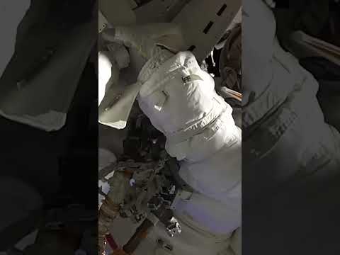 Что будет с инструментом, который космонавт выпустит из рук в открытом космосе?