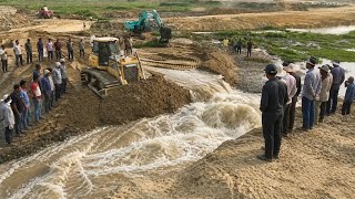 Shantui Bulldozer Clearing Sand Bury Mud And Water With Large 25T Dump Trucks
