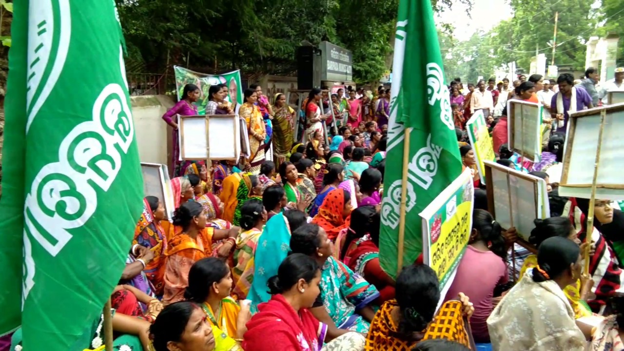 Strike for LPG subsidy in front of the Collector office at Baripada | kirtiman Sahu